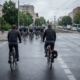 Radpendler auf breitem Radweg in Berlin, im Hintergrund dicht gedrängte Radfahrer an überfülltem Radwegabschnitt